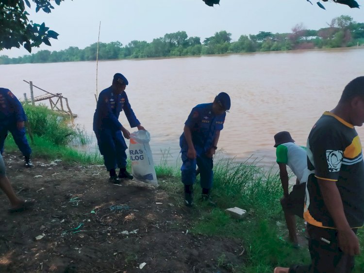 Polisi Sidoarjo bersama Warga Pesisir Bersihkan Sampah